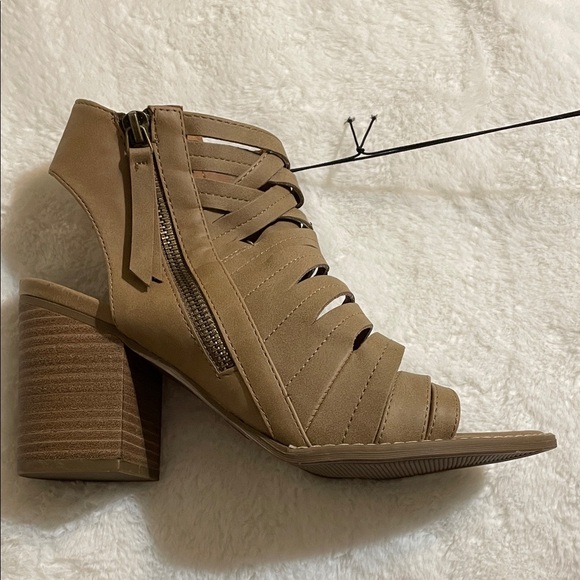 Universal Thread Strappy Block Heels - Picture 6 of 14
